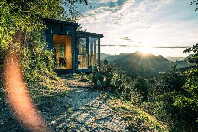 Der Wintergarten eines Hotels mit wunderschöner Aussicht bei Sonnenaufgang im Tessin.